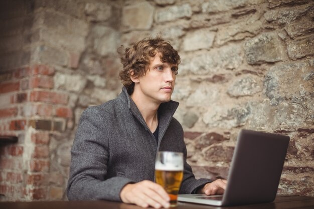 Hombre con vaso de cerveza