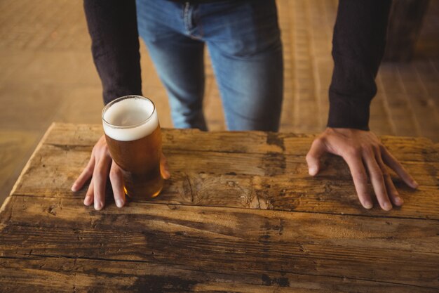 Hombre con vaso de cerveza