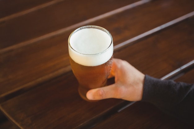 Hombre con vaso de cerveza