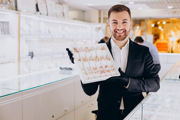 Hombre de ventas en joyería demostrando joyas