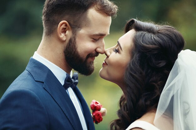 hombre verde abrazo diversión romántica