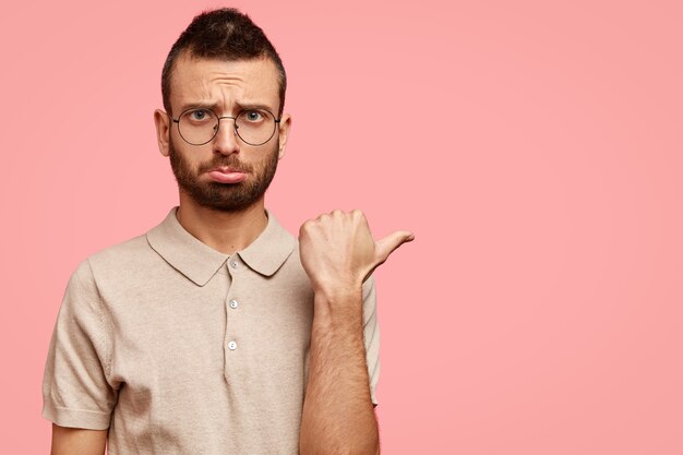 Hombre vestido con anteojos redondos y camiseta casual