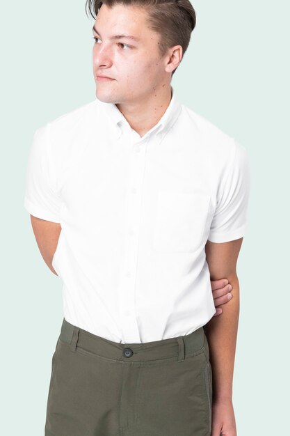 Hombre vestido con camisa blanca con pantalón verde