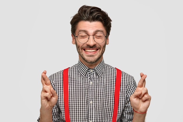 Foto gratuita hombre vestido con camisa a cuadros y tirantes rojos