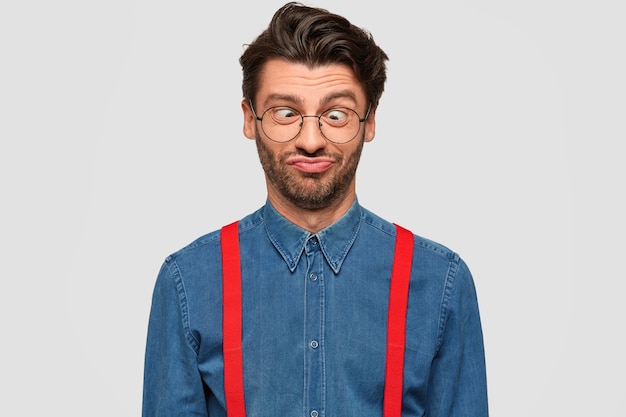 Foto gratuita hombre vestido con camisa vaquera y tirantes rojos