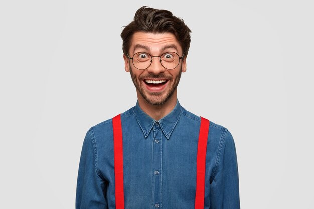 Foto gratuita hombre vestido con camisa vaquera y tirantes rojos