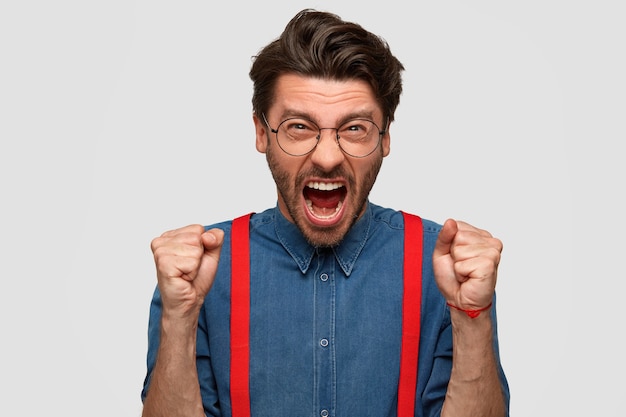 Foto gratuita hombre vestido con camisa vaquera y tirantes rojos