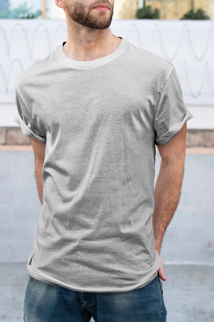 Hombre vestido con camiseta gris mínima ropa de moda disparar al aire libre