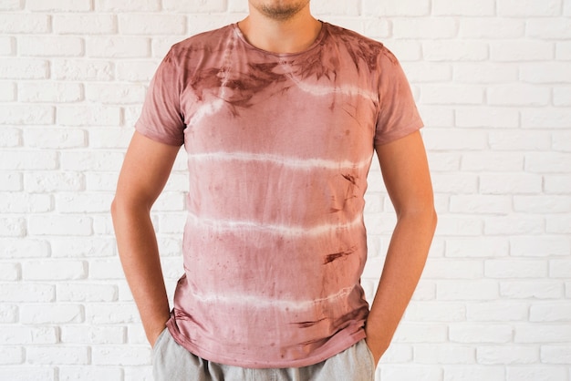 Foto gratuita hombre vestido con camiseta pigmentada natural abstracta