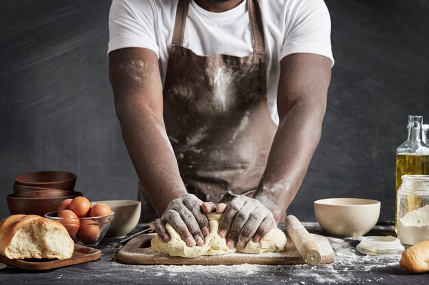 Hombre vestido con delantal para hornear en la cocina