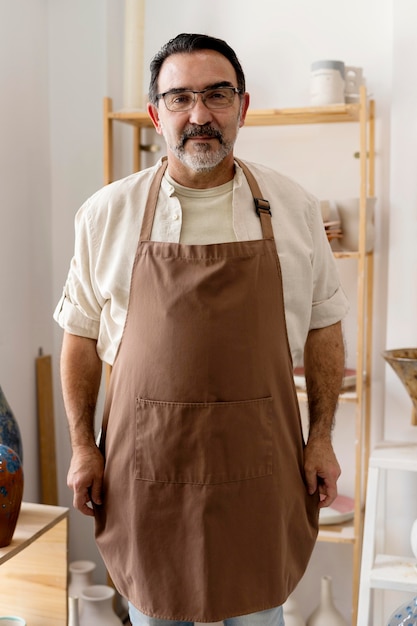 Hombre vestido con delantal de tiro medio