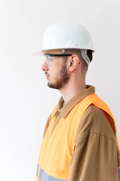 Foto gratuita hombre vestido con un equipo de protección industrial especial