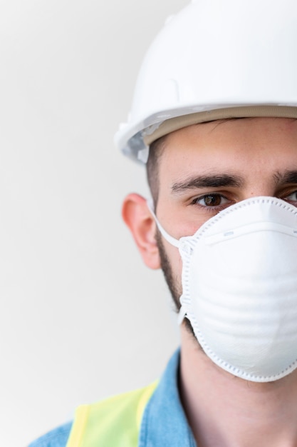 Hombre vestido con un equipo de protección industrial especial