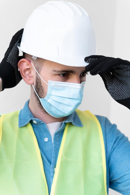 Foto gratuita hombre vestido con un equipo de protección industrial especial