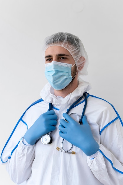 Hombre vestido con un equipo de protección médica especial