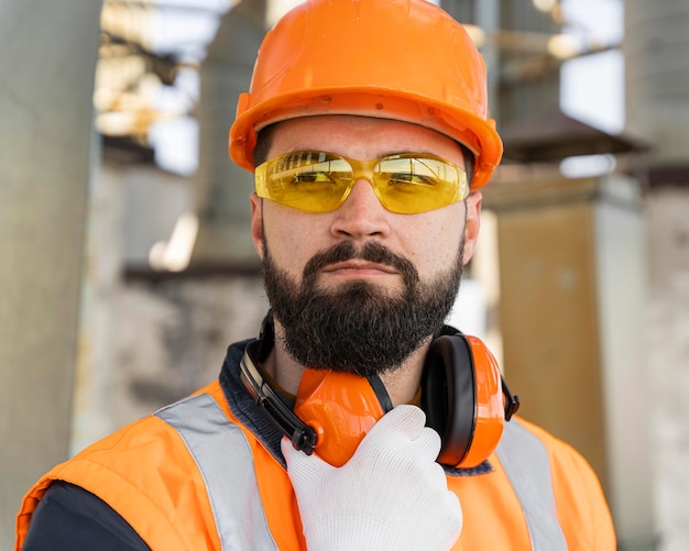 Foto gratuita hombre vestido con equipo de protección