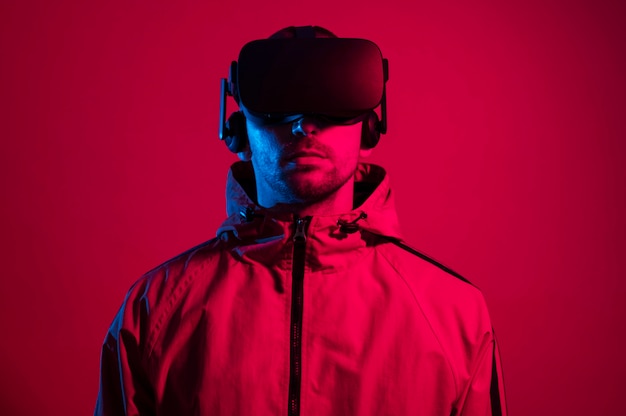 Hombre vestido con gadget de realidad virtual con luz roja