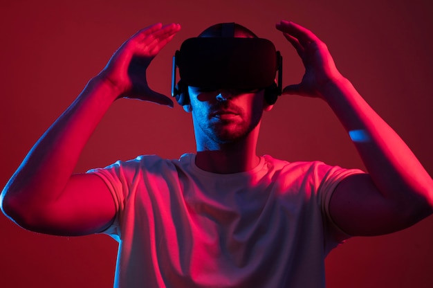 Hombre vestido con gadget de realidad virtual plano medio