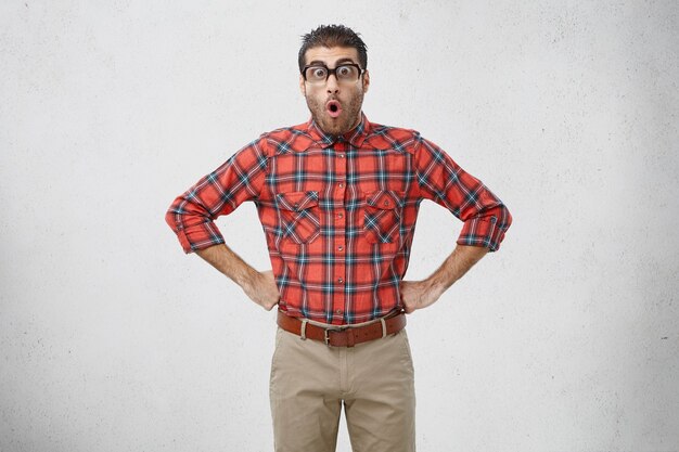 Hombre vestido con gafas y camisa a rayas