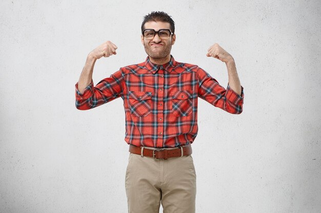 Hombre vestido con gafas y camisa a rayas