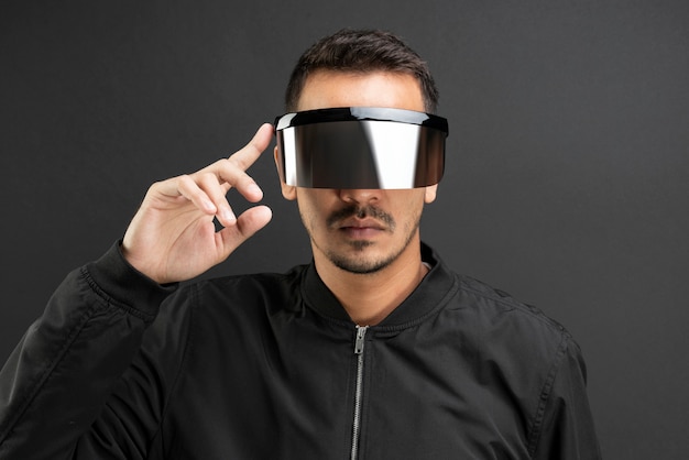 Foto gratuita hombre vestido con gafas de escudo negro