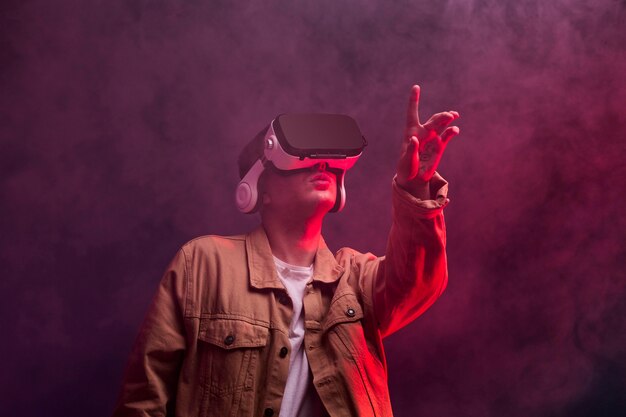 Hombre vestido con gafas de realidad virtual con efectos especiales