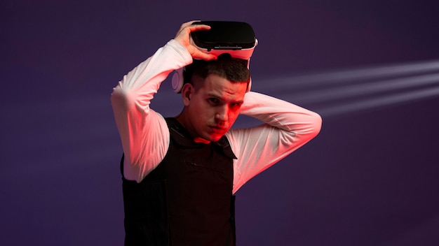 Hombre vestido con gafas de realidad virtual para juegos