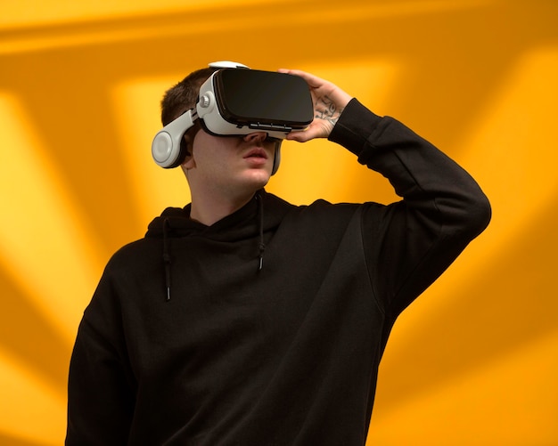 Hombre vestido con gafas de realidad virtual en sus ojos