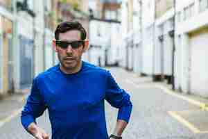 Foto gratuita hombre vestido con gafas de sol negras y una camisa azul