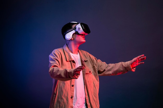 Hombre vestido con gafas vr para juegos
