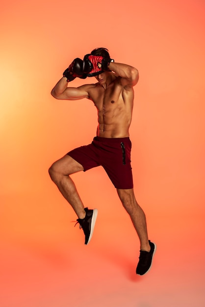 Hombre vestido con guantes de boxeo full shot