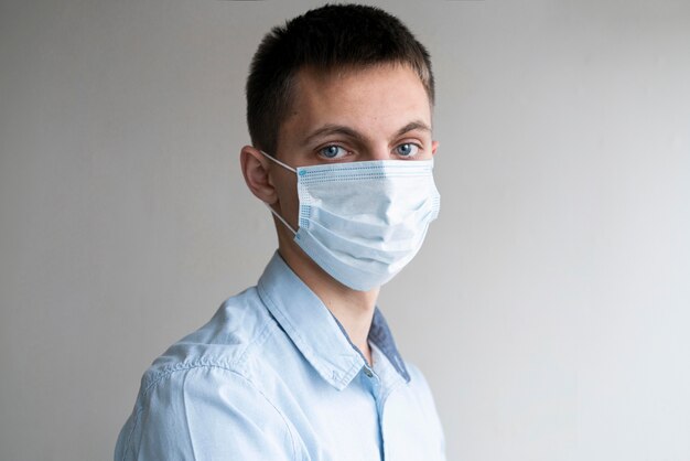 Hombre vestido con máscara médica