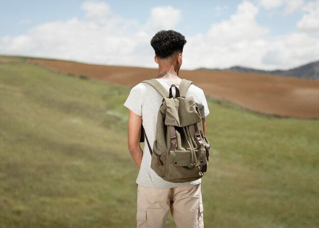 Hombre vestido con mochila de tiro medio