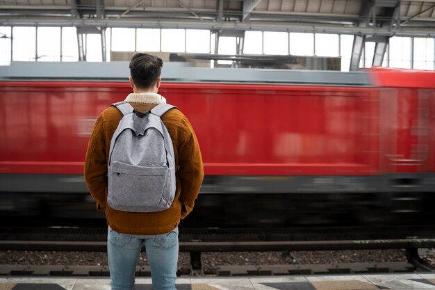 Hombre vestido con mochila de tiro medio