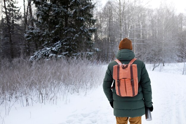 Hombre vestido con mochila de tiro medio