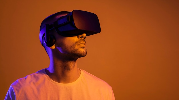 Foto gratuita hombre vestido con primer plano de gadget de realidad virtual