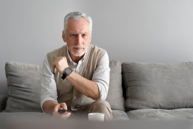 Hombre vestido con reloj de tiro medio