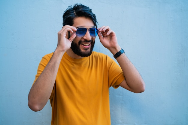 Hombre vestido con ropa de verano y gafas de sol.