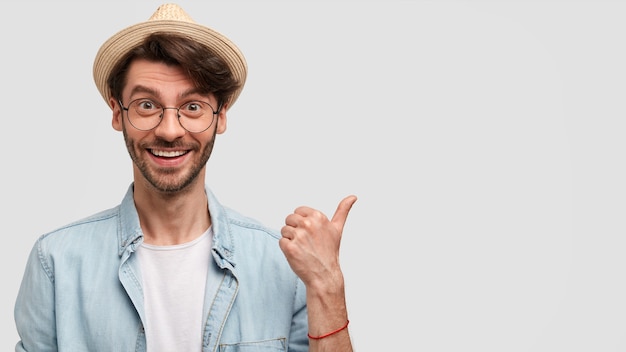 Hombre vestido con sombrero de paja y camisa vaquera