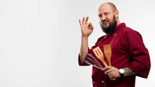 Hombre vestido con traje de chef