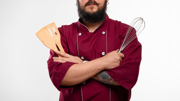 Foto gratuita hombre vestido con traje de chef