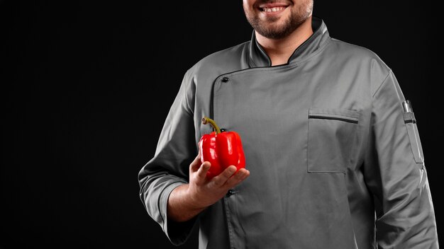 Hombre vestido con traje de chef