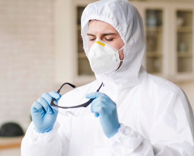 Hombre vestido con traje de protección