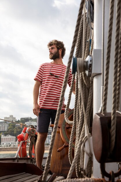 Hombre viajando en barco en san sebastian