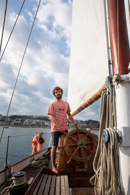 Hombre viajando en barco en san sebastian