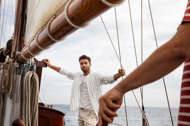 Hombre viajando en barco en san sebastian