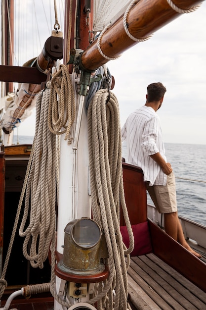 Hombre viajando en barco en san sebastian