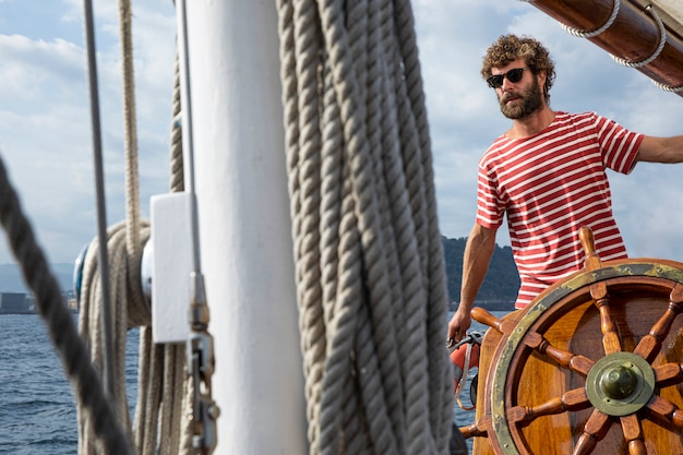 Hombre viajando en barco en san sebastian