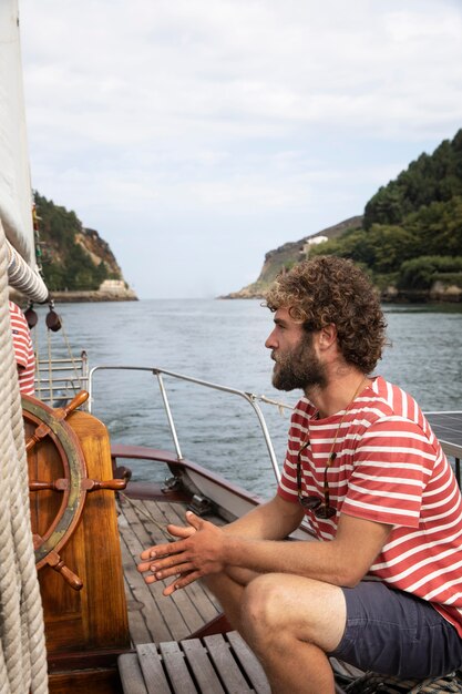 Hombre viajando en barco en san sebastian