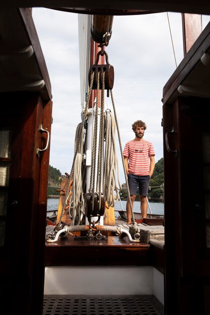 Hombre viajando en barco en san sebastian